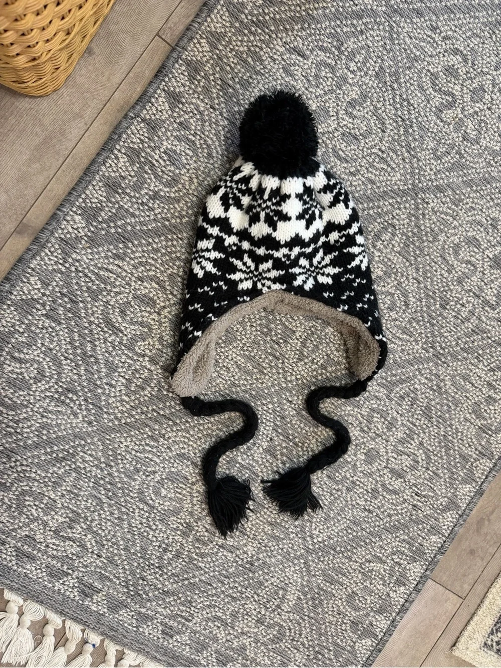 Peruvian-style winter hat features a Nordic snowflake pattern